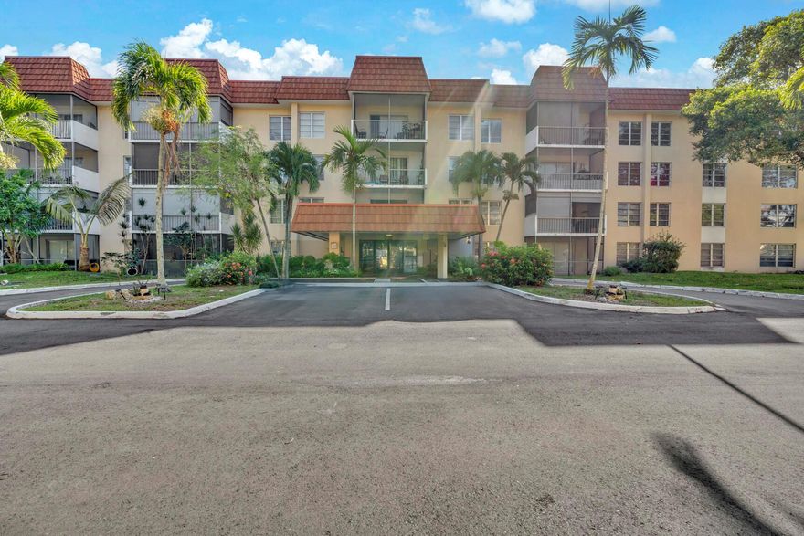 Stunning 2BD/2BA residence with panoramic views in a secure, all-ages gated community. Upgraded kitchen and baths, in-unit washer/dryer, and fully move-in ready. Enjoy resort-style amenities--clubhouse, fitness center, pool, tennis, and more--with water, cable, and internet included. Prime location near highways, shopping, and dining. A must-see!