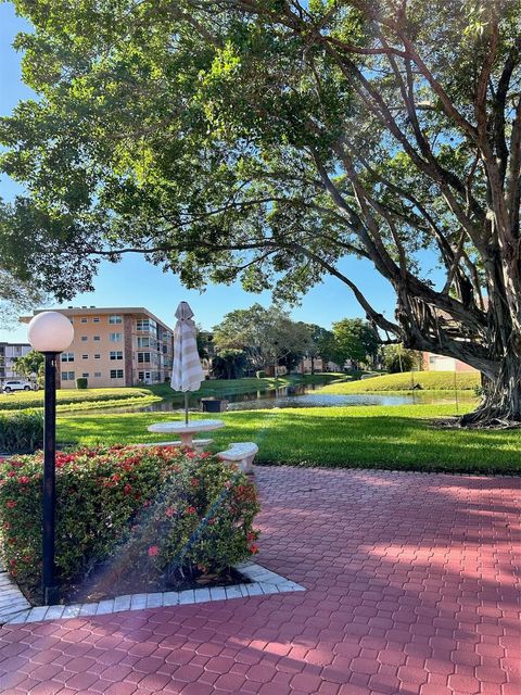 A home in Lauderdale Lakes