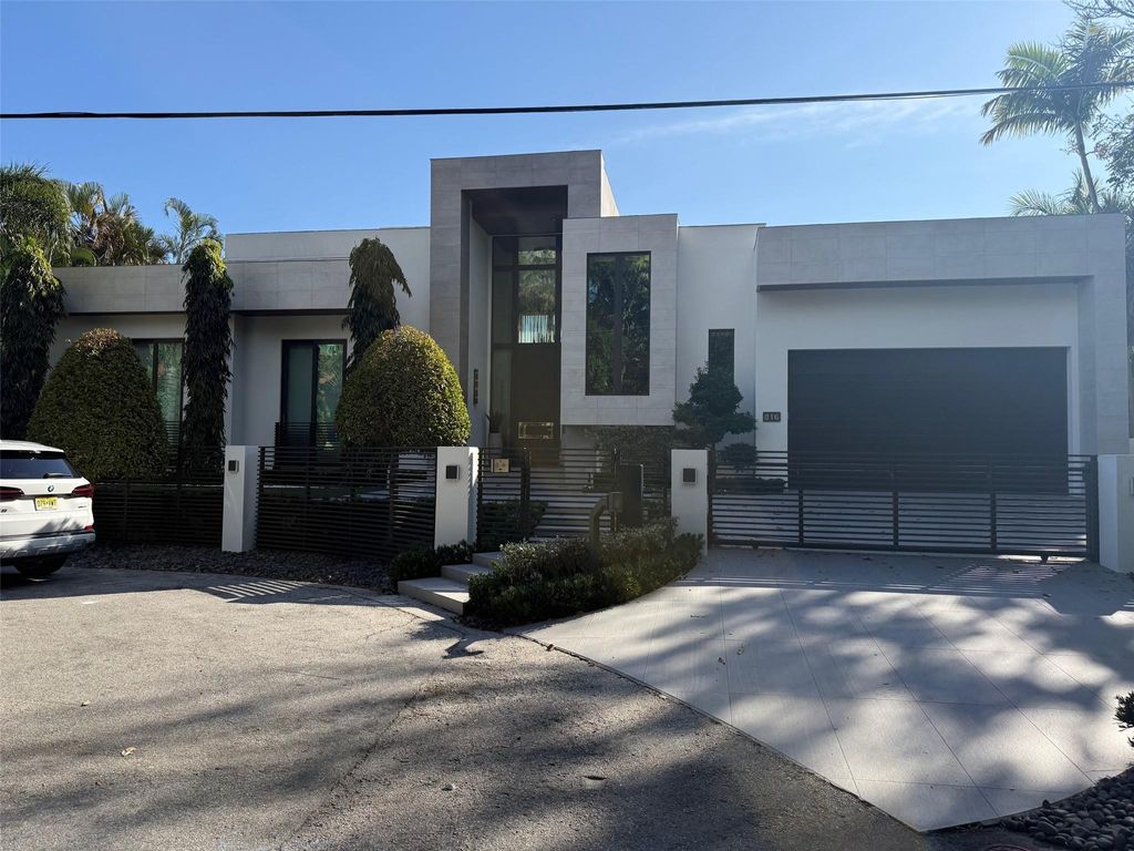 Photo of 816 Riviera Isle Drive, Fort Lauderdale, FL 33301 (MLS # F10552711)