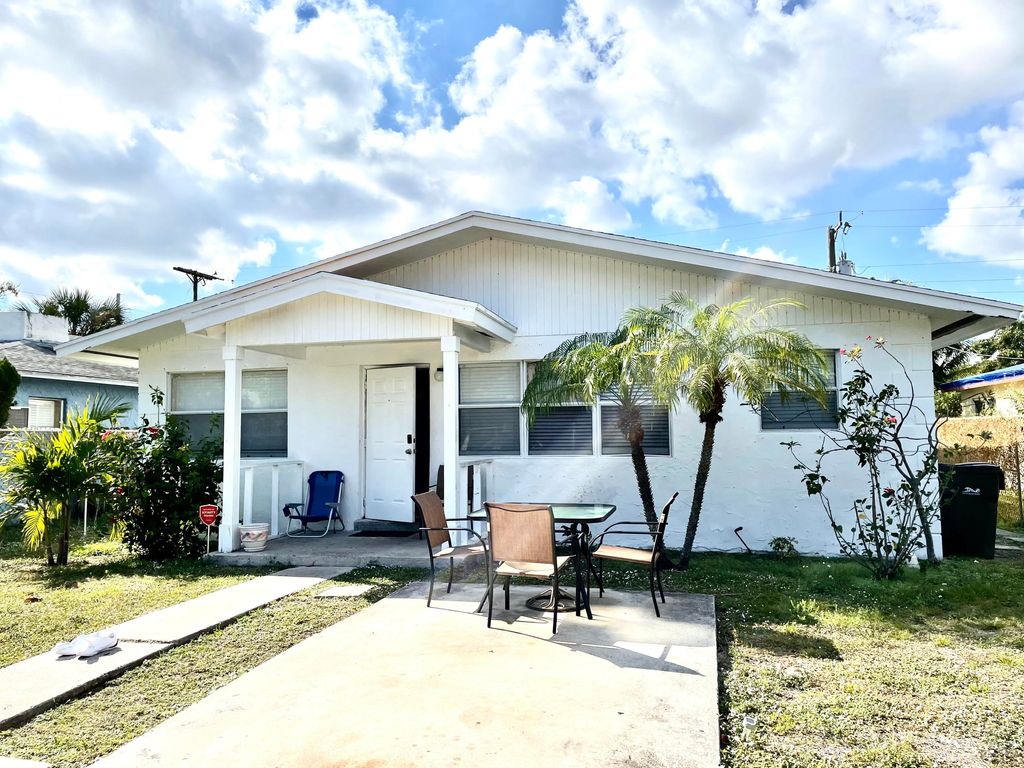 Photo of 214 NW 7th Avenue, Delray Beach, FL 33444 (MLS # R10783228)