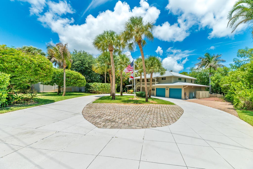 Photo of 304 SW INDIAN GROVES Drive, Stuart, FL 34994 (MLS # B26067466)