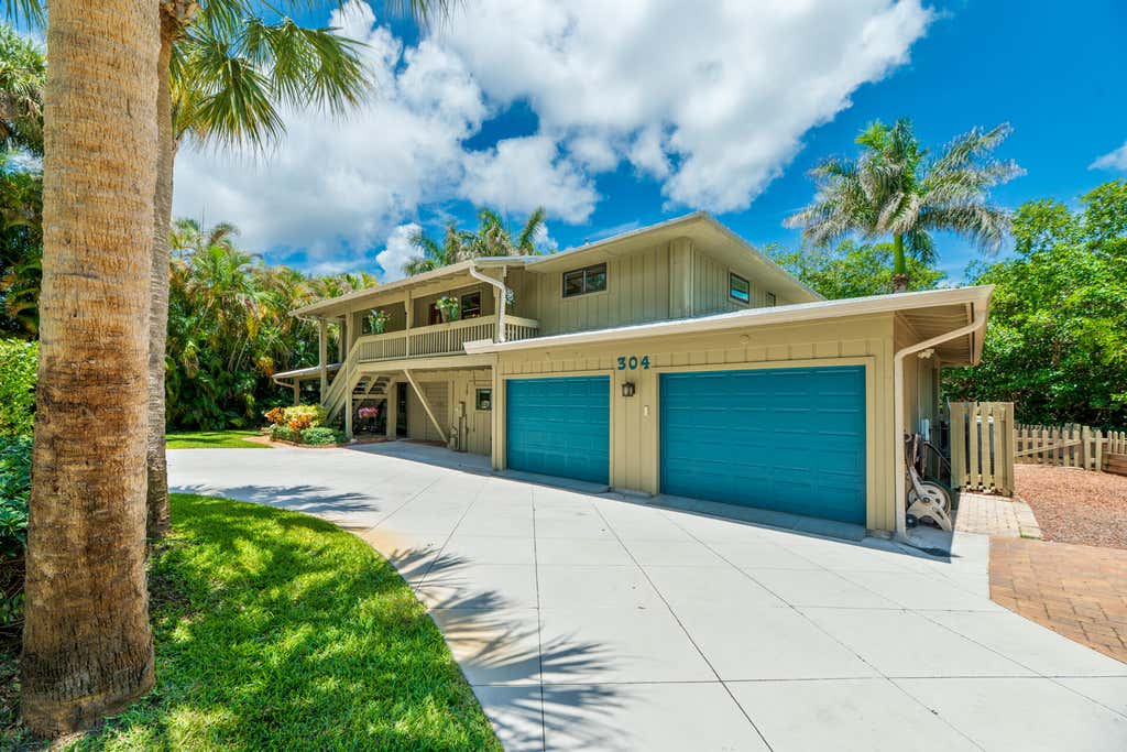 Photo of 304 SW INDIAN GROVES Drive, Stuart, FL 34994 (MLS # B26067466)
