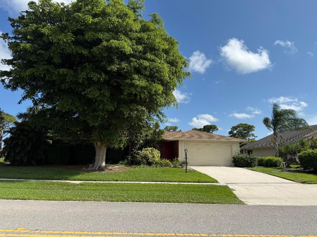 Photo of 2507 Canterbury Dr N, West Palm Beach, FL 33407 (MLS # R11100430)
