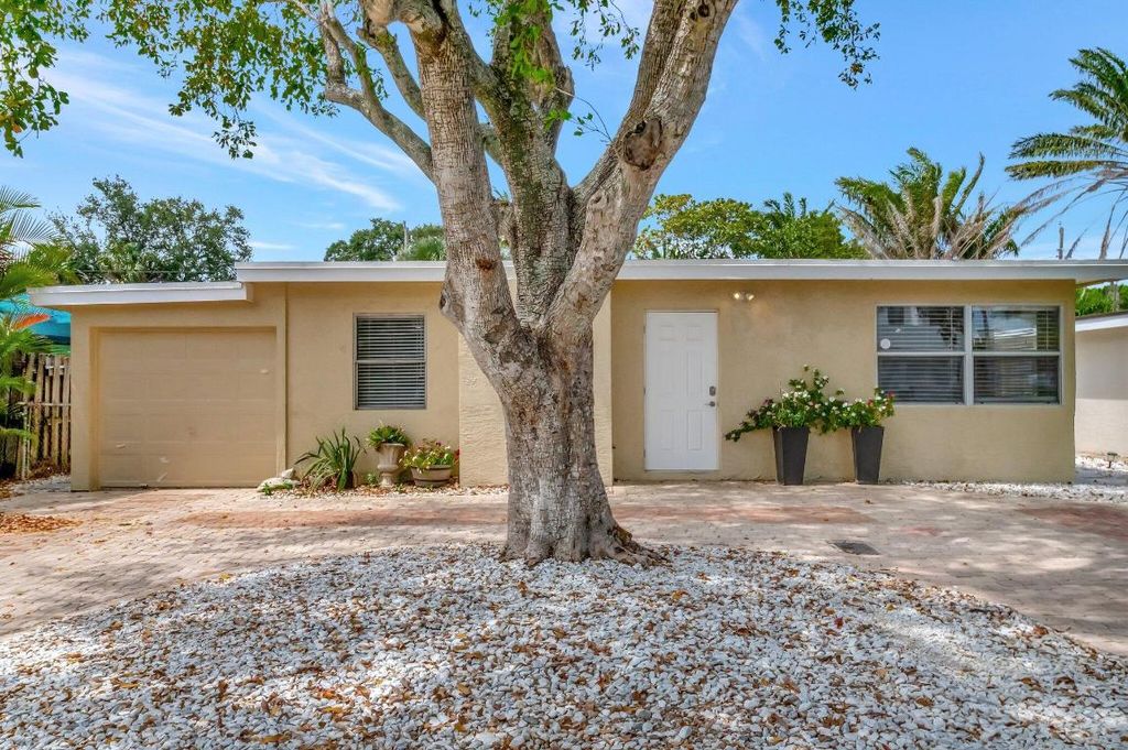 Photo of 125 E Hart Street, Lantana, FL 33462 (MLS # R11092792)