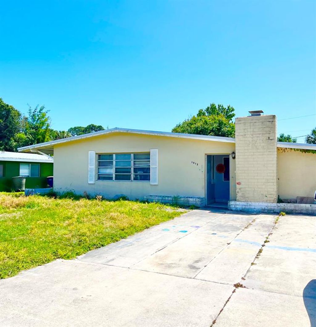 Photo of 1013 Hispana Avenue Ave, Fort Pierce, FL 34982 (MLS # R10807373)