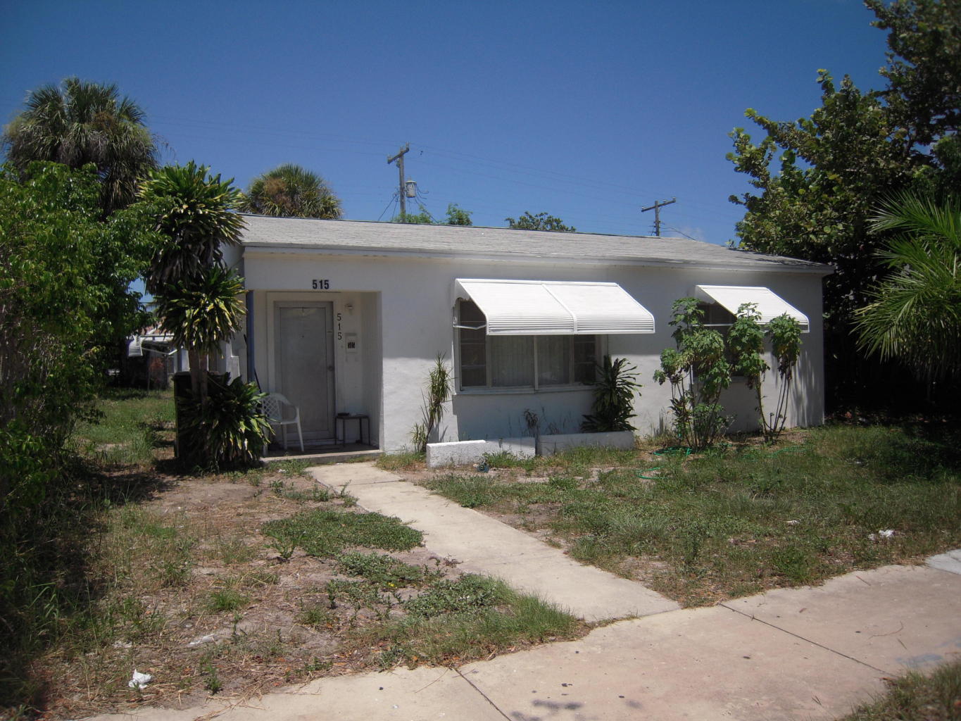 2/1 home, great investment opportunity! No HOA, close to downtown West Palm Beach, Palm Beach Outlet and Wholefoods, just a couple blocks west from Flagler Dr. Sq. ft. and rooms dimensions are approximate and not guaranteed.