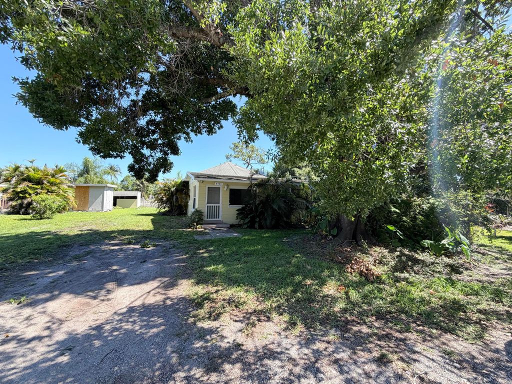 Photo of 4905 Williams Road, Palm Beach Gardens, FL 33418 (MLS # B26026930)