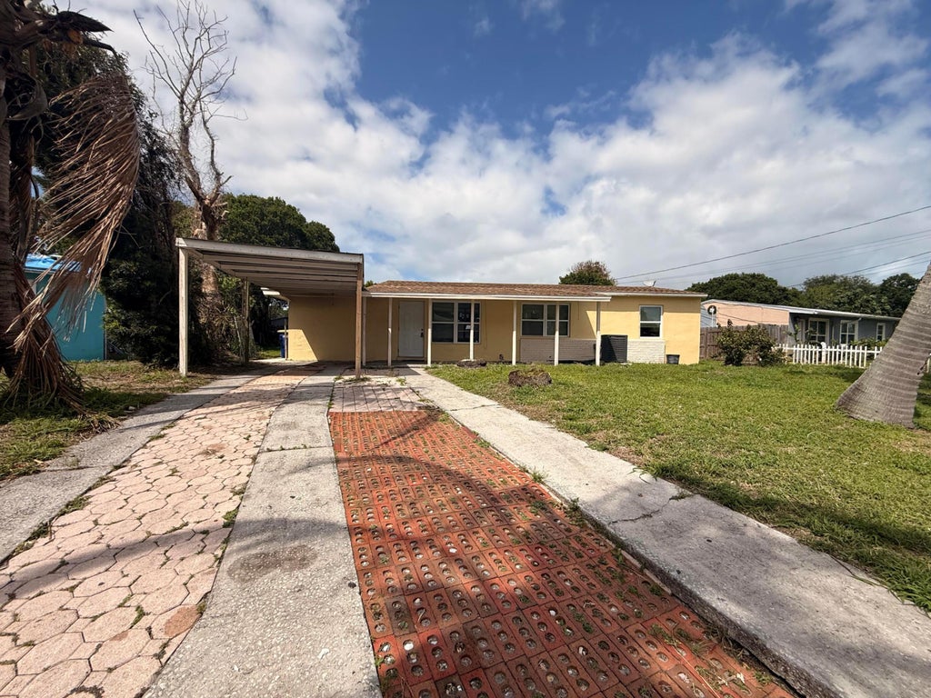 Photo of 1604 Zephyr Avenue, Fort Pierce, FL 34982 (MLS # B26037192)