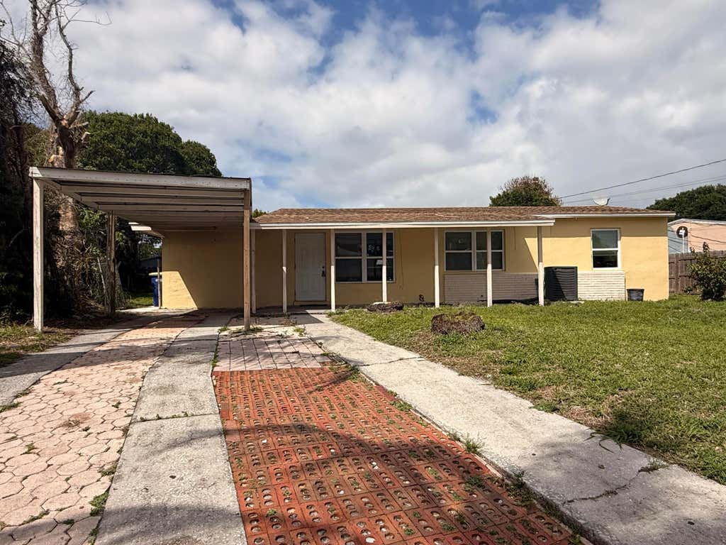Photo of 1604 Zephyr Avenue, Fort Pierce, FL 34982 (MLS # B26037192)