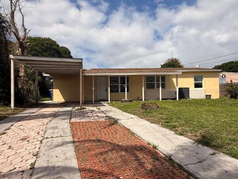 Photo of 1604 Zephyr Avenue, Fort Pierce, FL 34982 (MLS # B26037192)