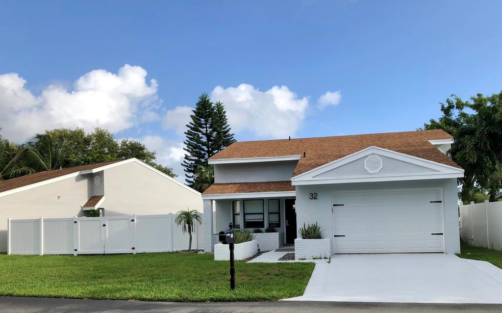 Photo of 32 Paxford Lane, Boynton Beach, FL 33426 (MLS # R10920847)