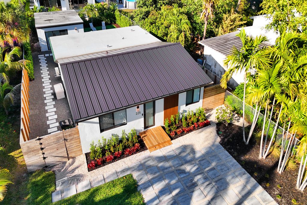 Photo of 225 NE 10th Street, Delray Beach, FL 33444 (MLS # B26028183)
