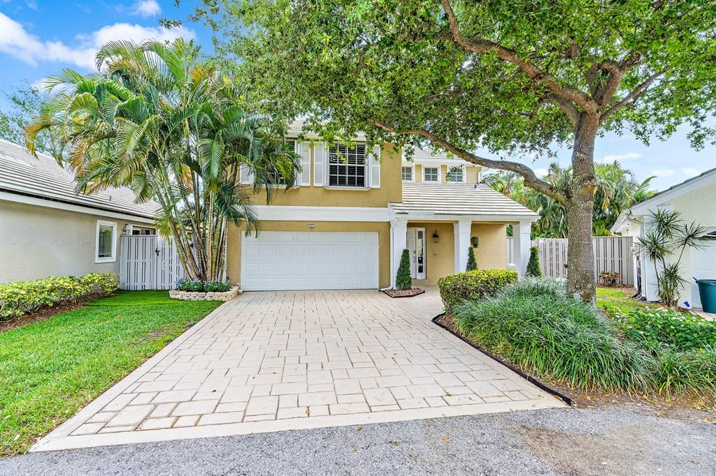 Photo of 11 Commanders Drive, Palm Beach Gardens, FL 33418 (MLS # R10704126)