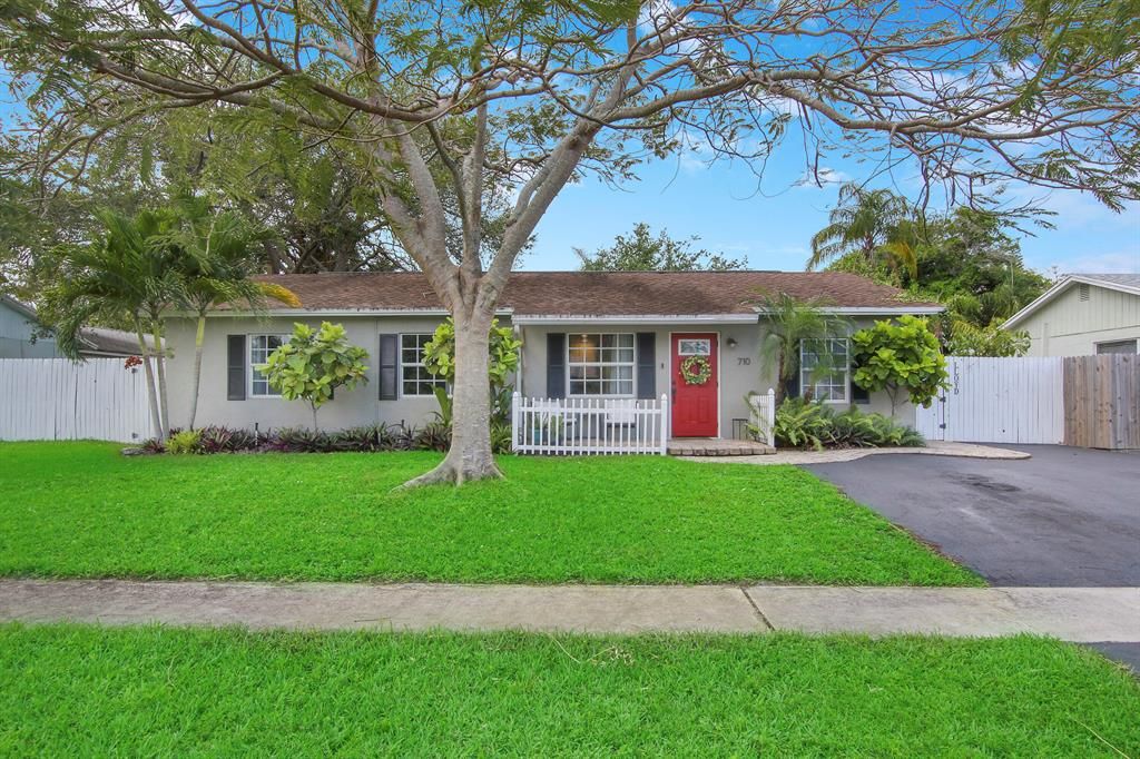 Photo of 710 Cree Street, Jupiter, FL 33458 (MLS # R10791338)