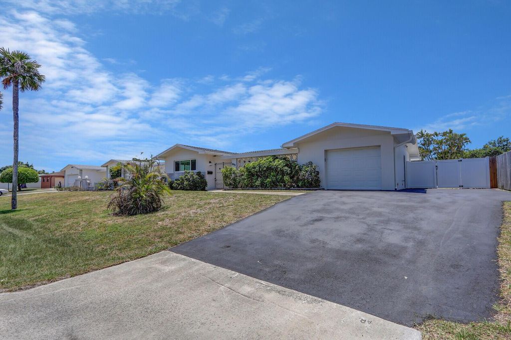 Photo of 3898 Holly Drive, Palm Beach Gardens, FL 33410 (MLS # R11093035)