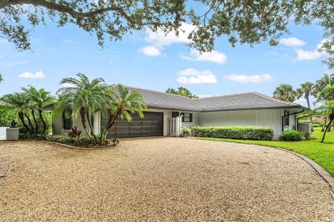 Photo of 10158 SE ACORN Way, Jupiter, FL 33469 (MLS # B26057087)
