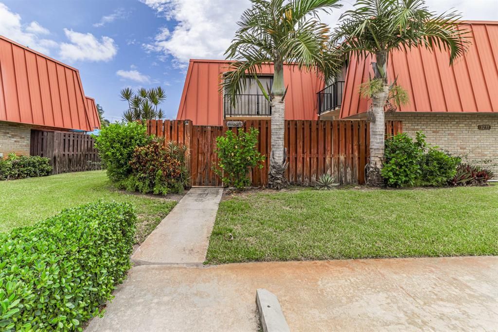 Photo of 3231 Meridian Way S #A, Palm Beach Gardens, FL 33410 (MLS # R10737208)