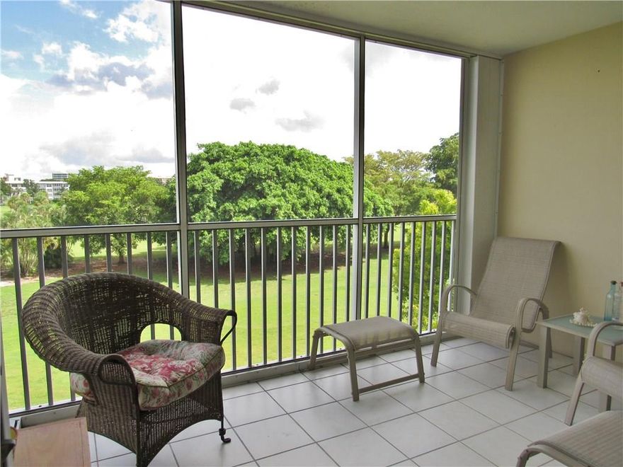 Large 1BR 1 1/2 BA. Gorgeous golf view, tastefully furnished. Great pool with BBQ area, Tennis, children play area, bike paths. Walk to grocery store, restaurants, shopping, Casino, Race track. Excellent location!! 10 min to the beach mins to Fort Lauderdale Airport.