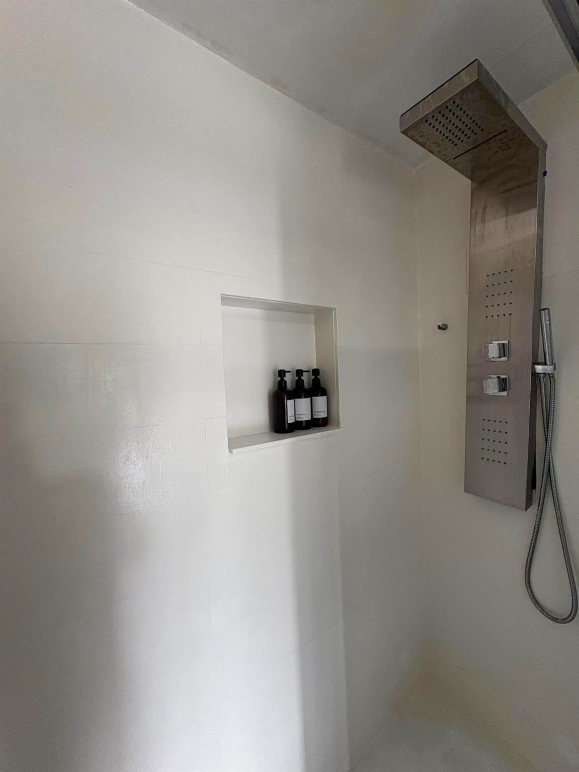 CRESTHAVEN NO 5 - Residential Lease