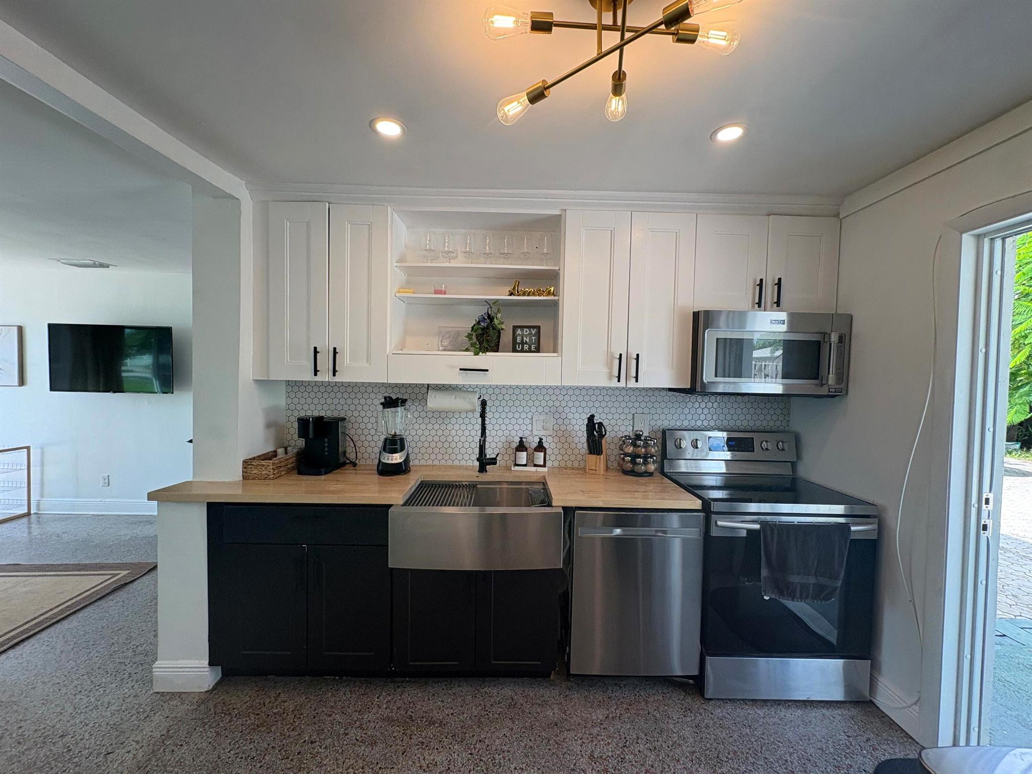 CRESTHAVEN NO 5 - Residential Lease