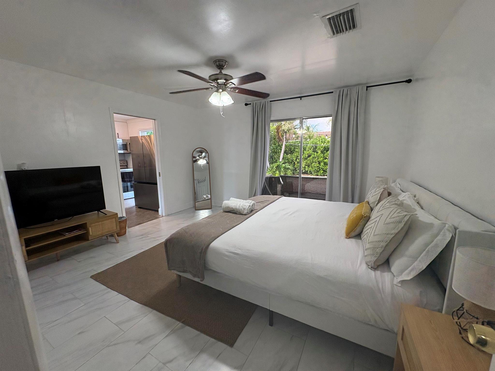 CRESTHAVEN NO 5 - Residential Lease