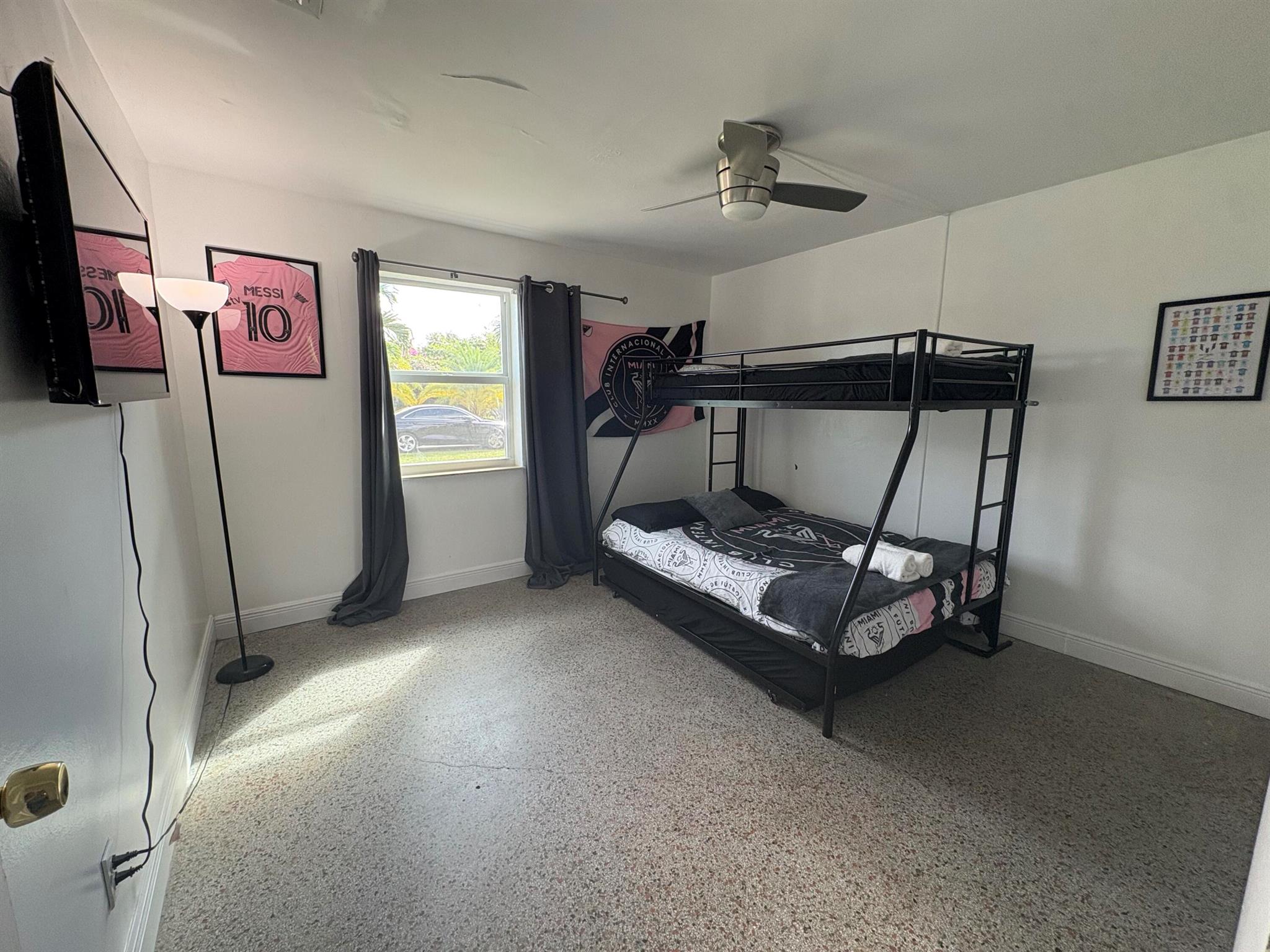 CRESTHAVEN NO 5 - Residential Lease