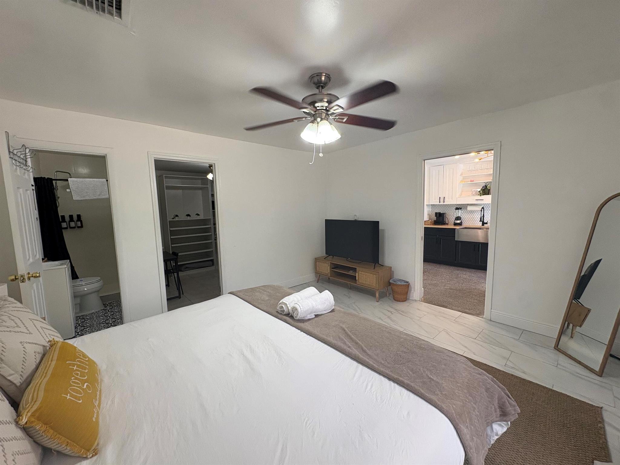 CRESTHAVEN NO 5 - Residential Lease