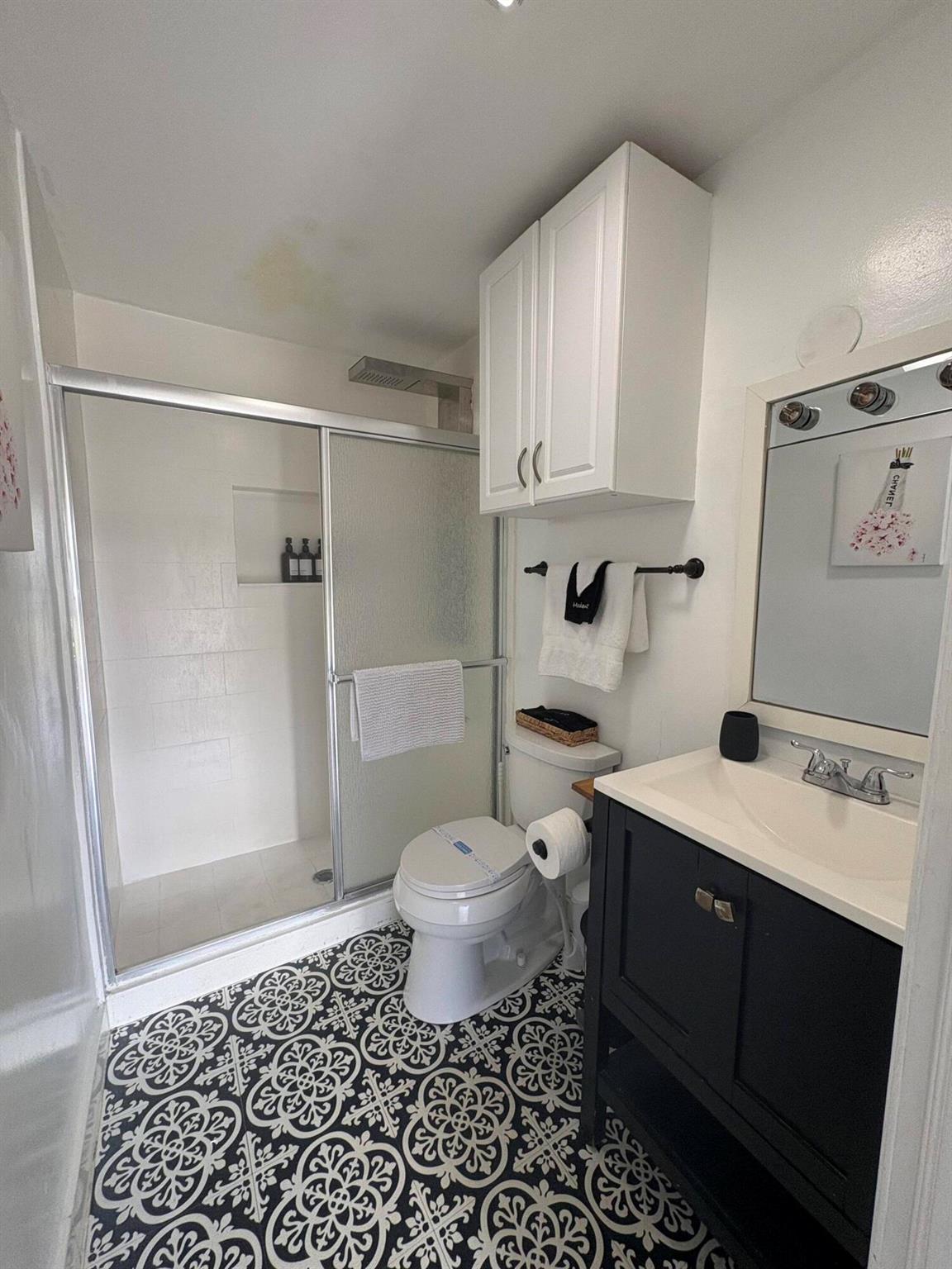 CRESTHAVEN NO 5 - Residential Lease