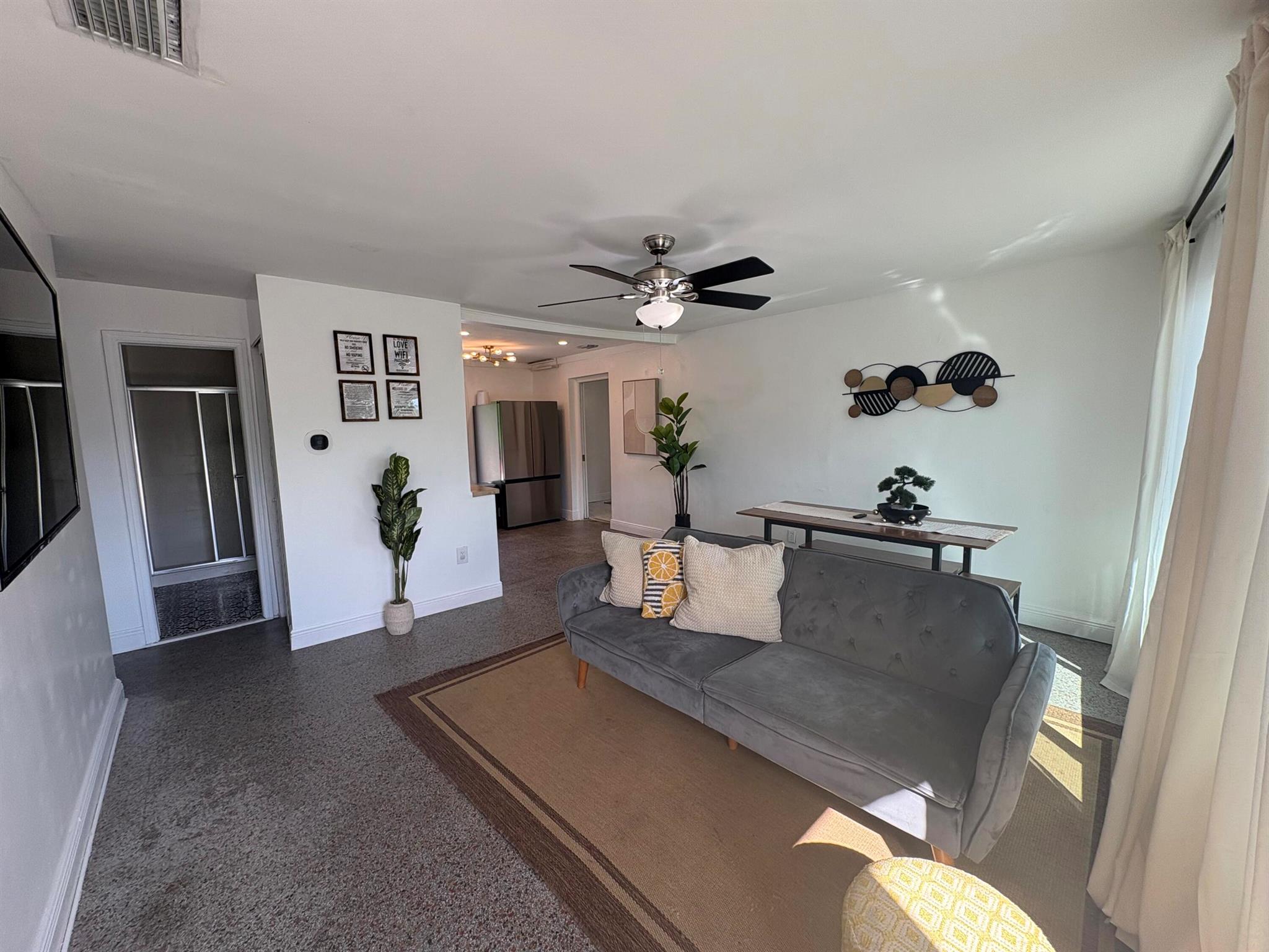 CRESTHAVEN NO 5 - Residential Lease