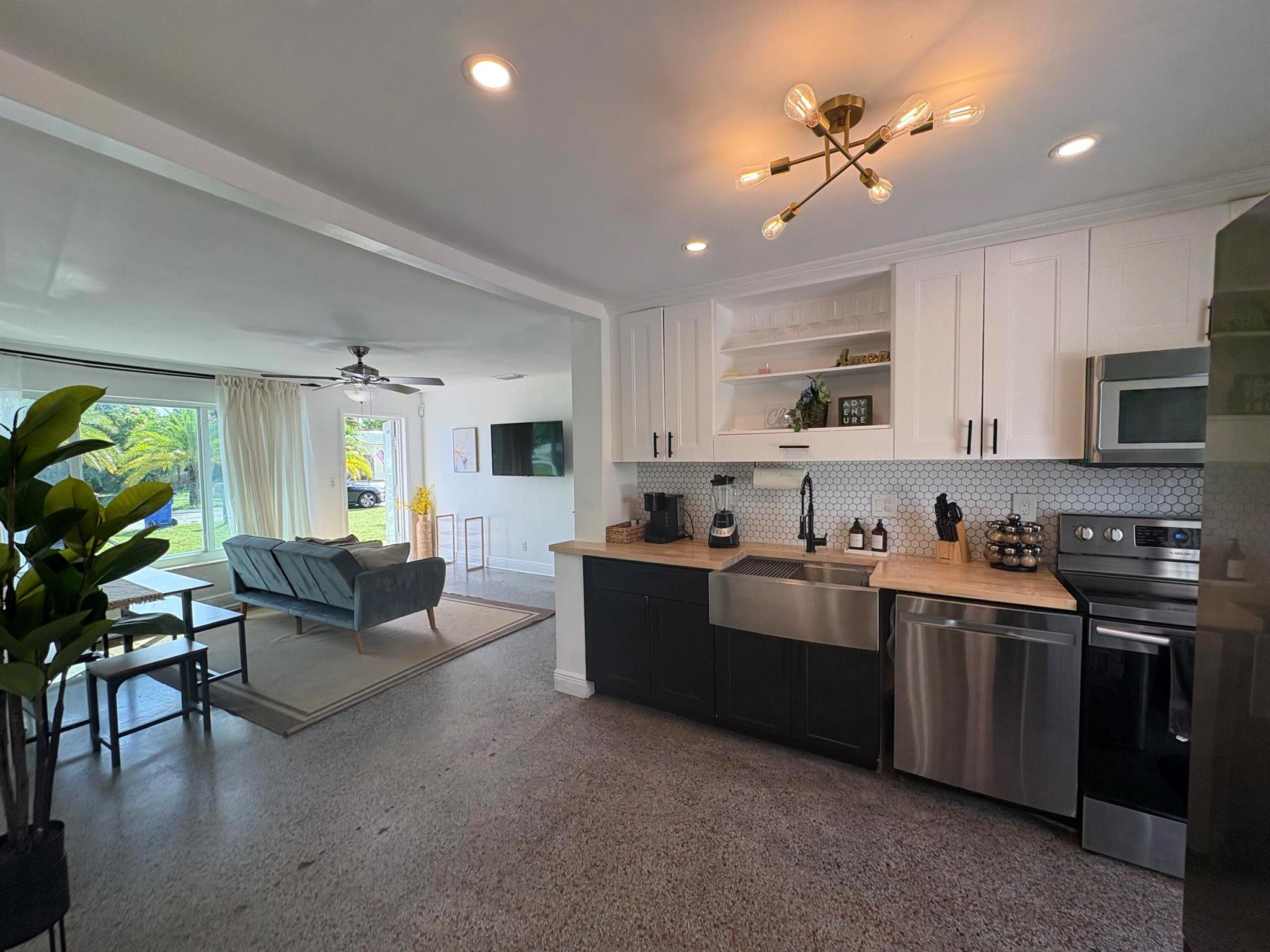 CRESTHAVEN NO 5 - Residential Lease