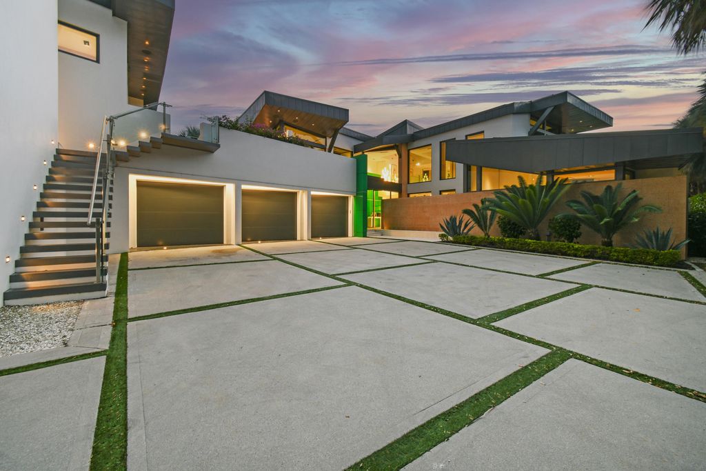 Photo of 100 Lighthouse Drive, Jupiter Inlet Colony, FL 33469 (MLS # R10932249)