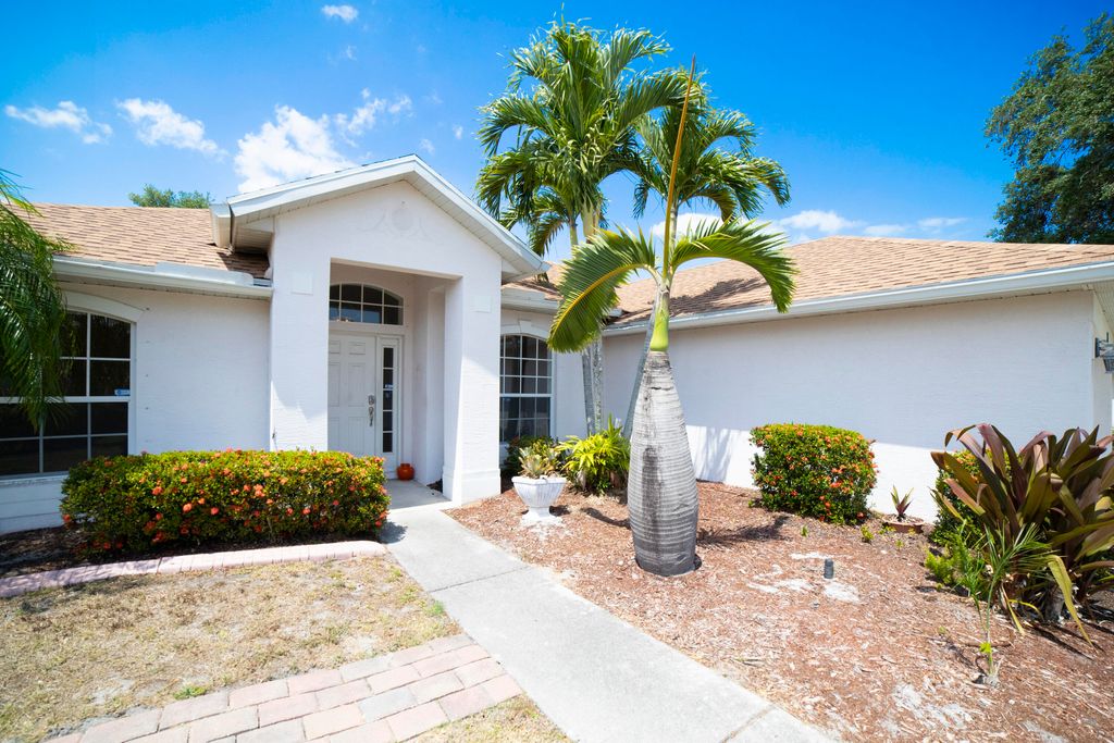 Photo of 531 SE Maple Terrace, Port Saint Lucie, FL 34983 (MLS # R10977198)