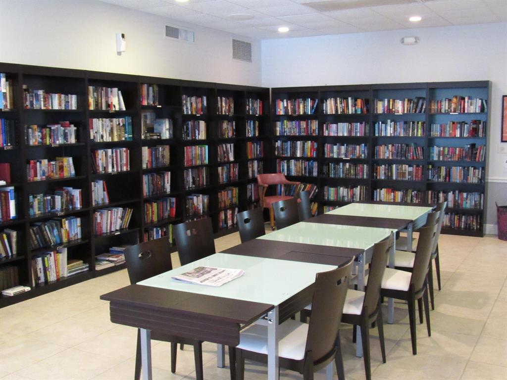 GOLDEN LAKES VILLAGE CONDO E - Residential