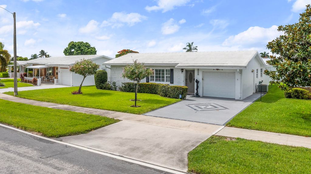 Photo of 2006 SW Golf Lane, Boynton Beach, FL 33426 (MLS # R11107789)