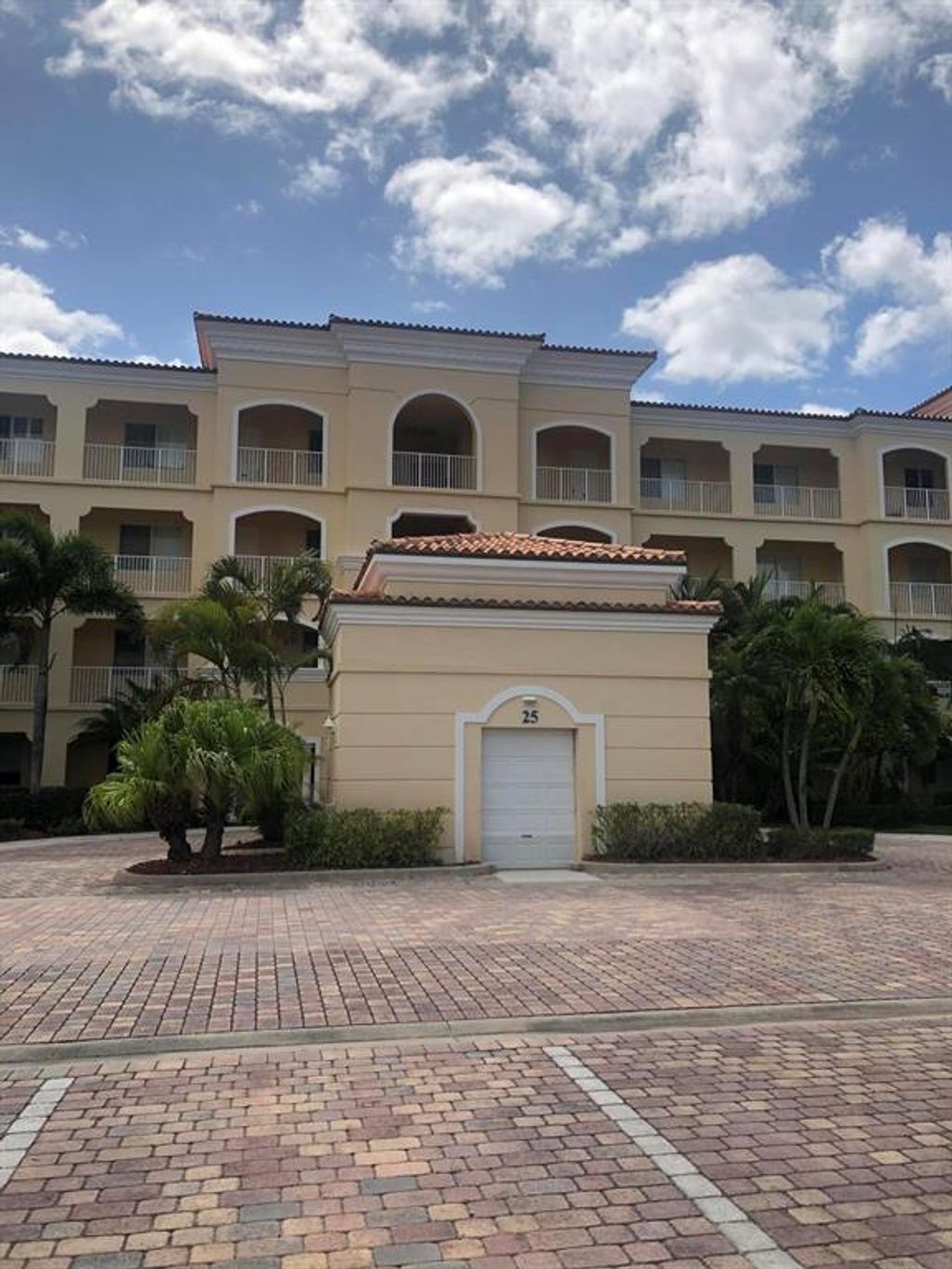 Photo of 25 Harbour Isle Drive Dr W #102, Fort Pierce, FL 34949 (MLS # R10698326)