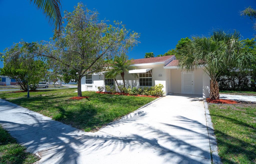 Photo of 1020 SE 3rd Street, Boynton Beach, FL 33435 (MLS # F10432208)