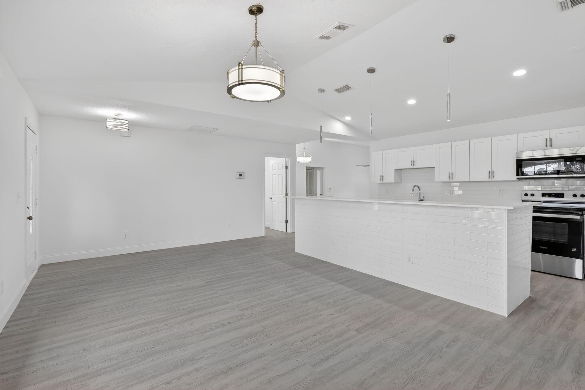 124 SE Eyerly Avenue