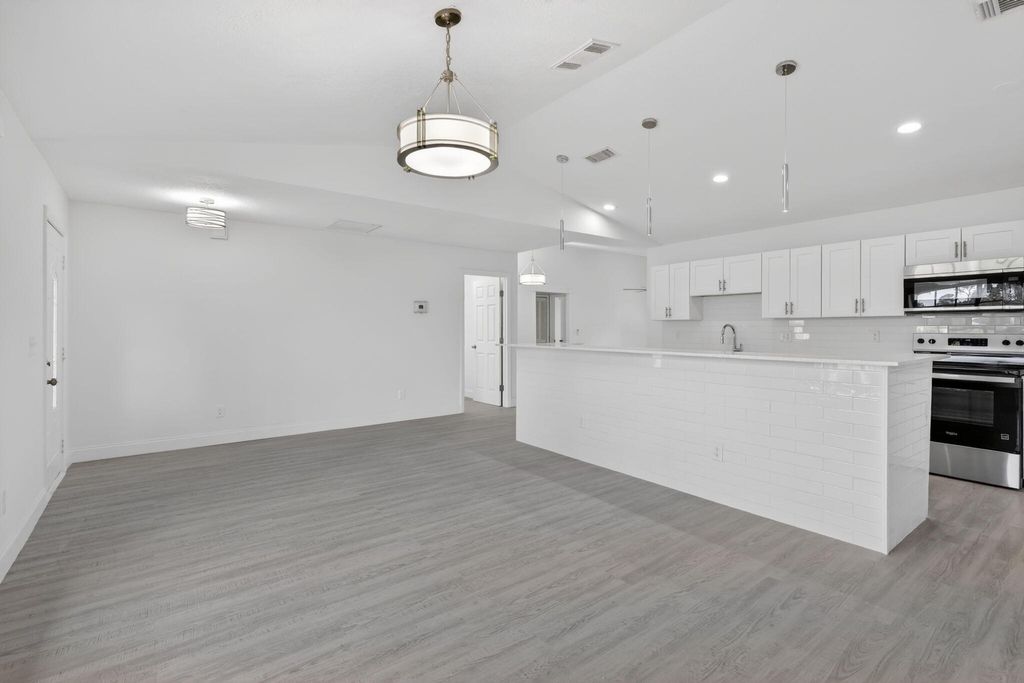 Photo of 124 SE Eyerly Avenue, Port Saint Lucie, FL 34983 (MLS # B26017757)