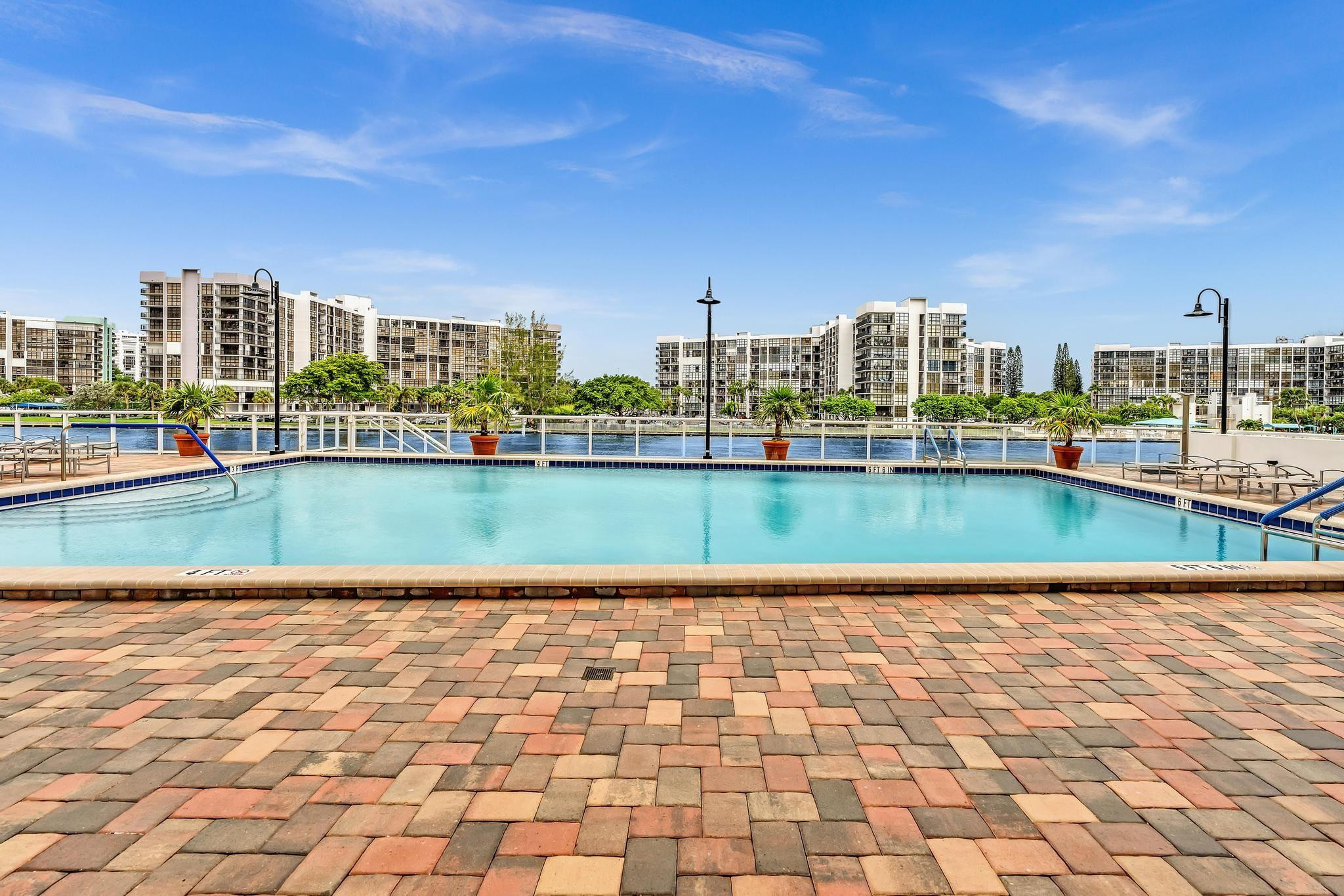 RESIDENCES ON HOLLYWOOD BEACH - Residential