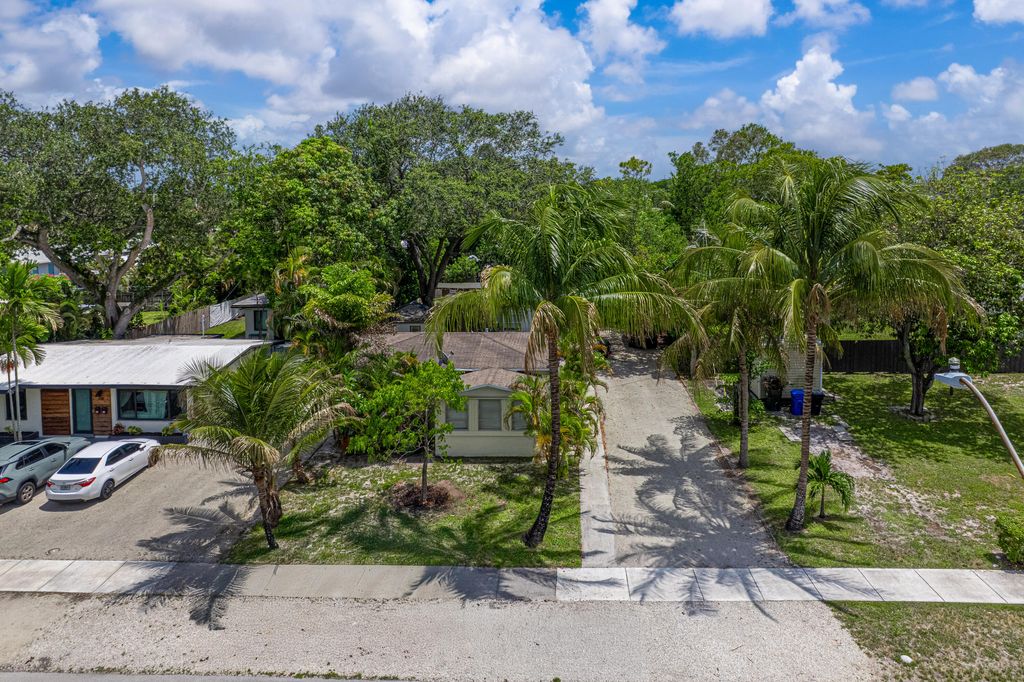 Photo of 320 SW 21st Street, Fort Lauderdale, FL 33315 (MLS # B26035223)