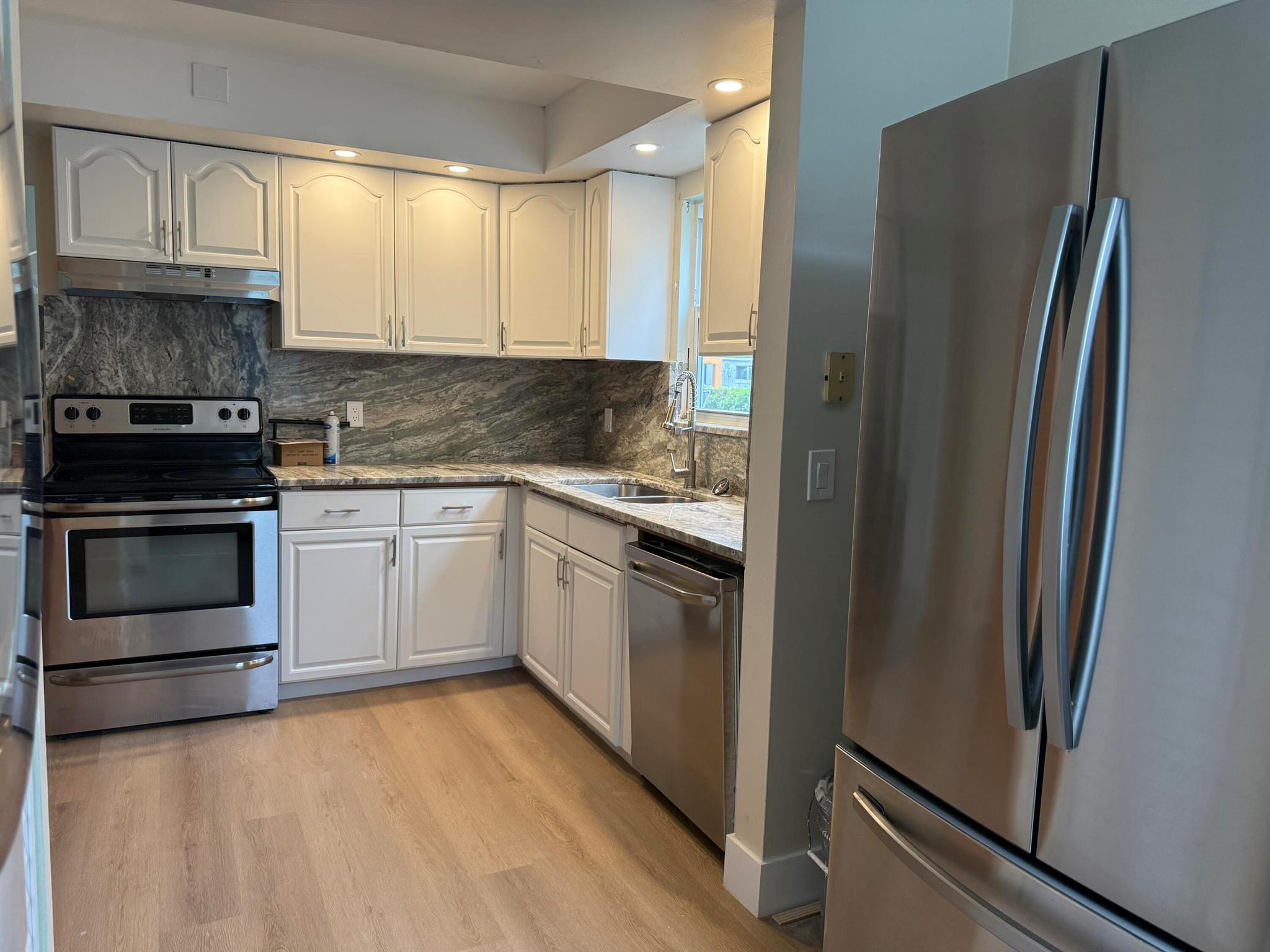 COLONIAL ESTATES - Residential Lease