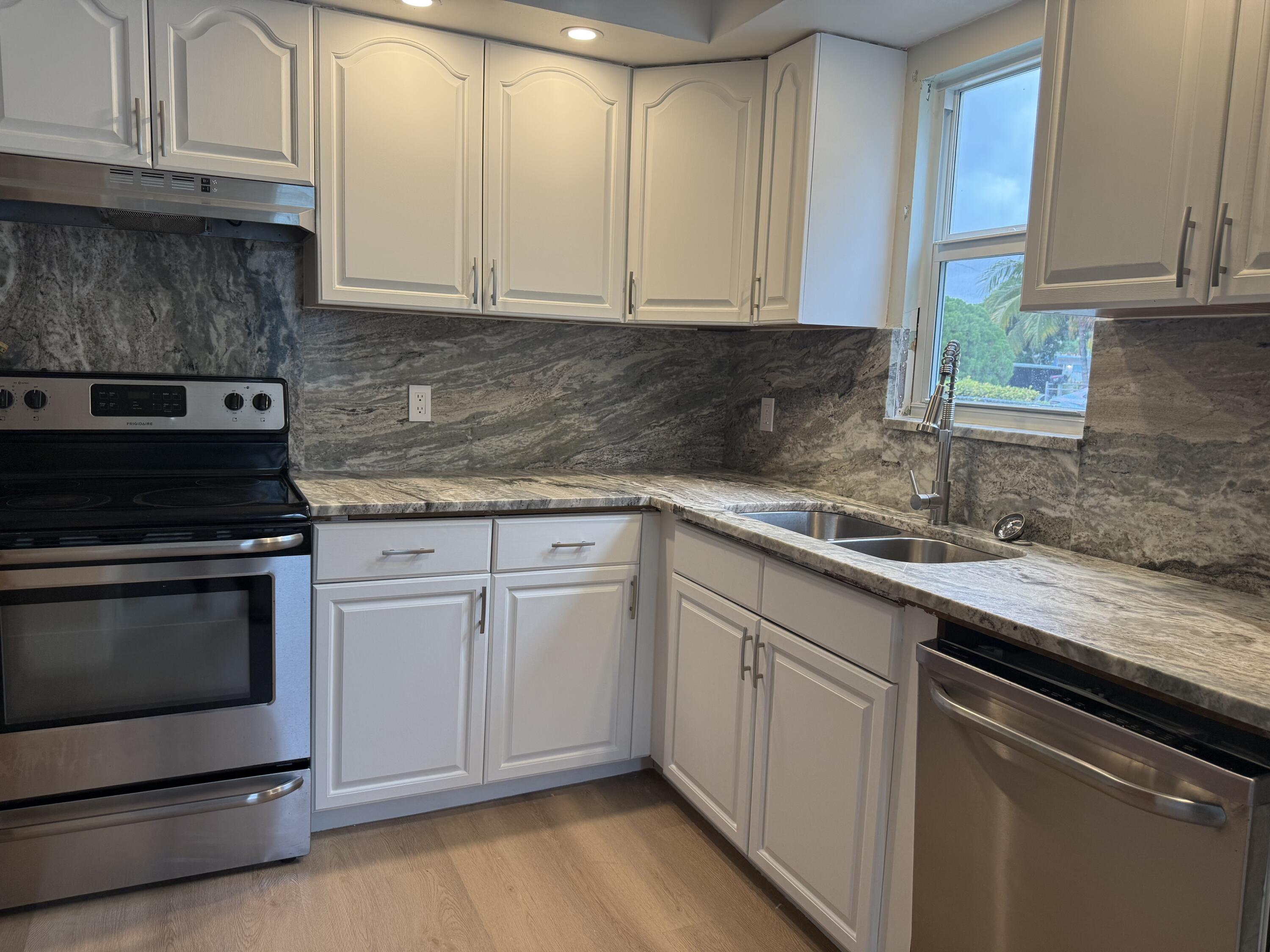 COLONIAL ESTATES - Residential Lease