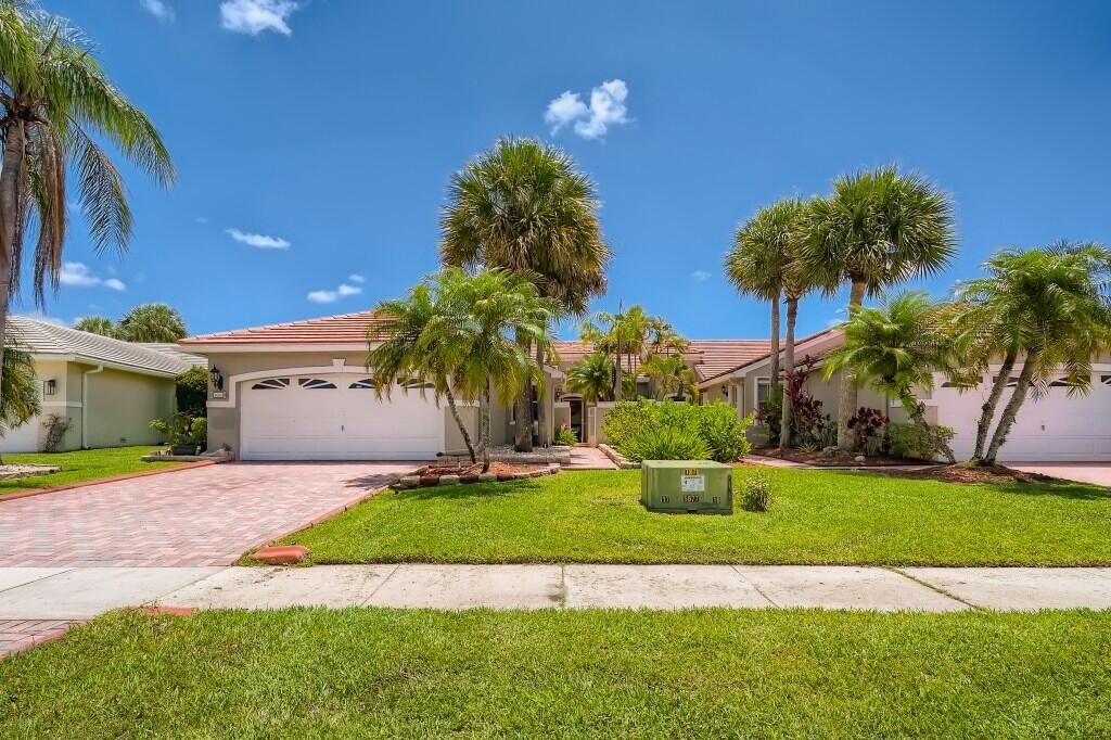 Beautiful bright and spacious villa in the heart of Wellington is waiting for you! Meticulously maintained 2 bedroom 2 bathroom with a convertible den features brand new kitchen and stainless steel appliances! Plenty of storage in the 2 car garage. Enjoy your peaceful outdoor space with fully screened patio and wake up to amazing lake views from the master bedroom!Close to equestrian facilities, shopping, restaurants, and the Wellington Mall.