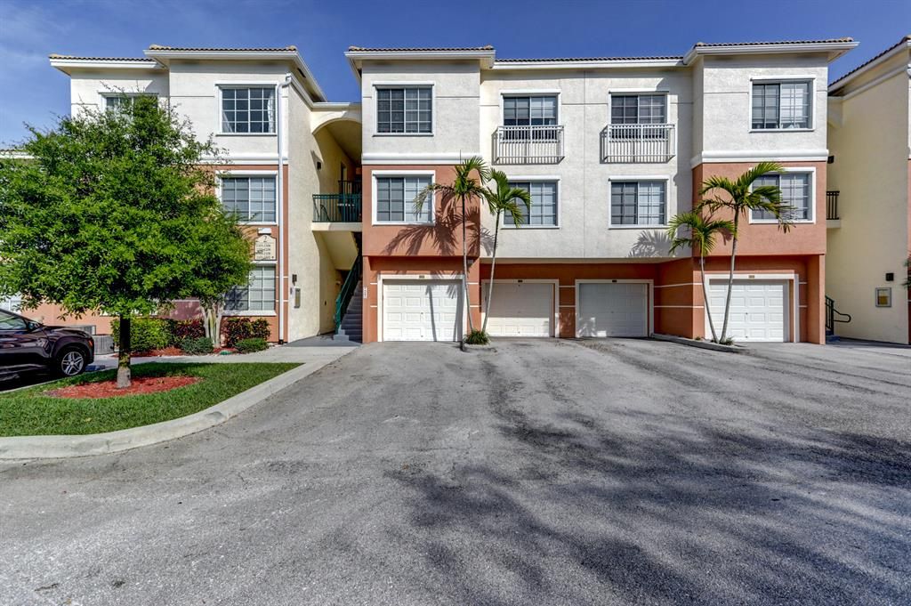 Photo of 2304 Myrtlewood Circle E #2304, Palm Beach Gardens, FL 33418 (MLS # R10712625)