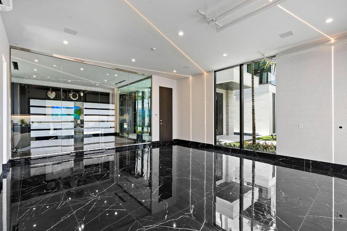 ROYAL PALM YACHT & COUNTRY CLUB - Residential