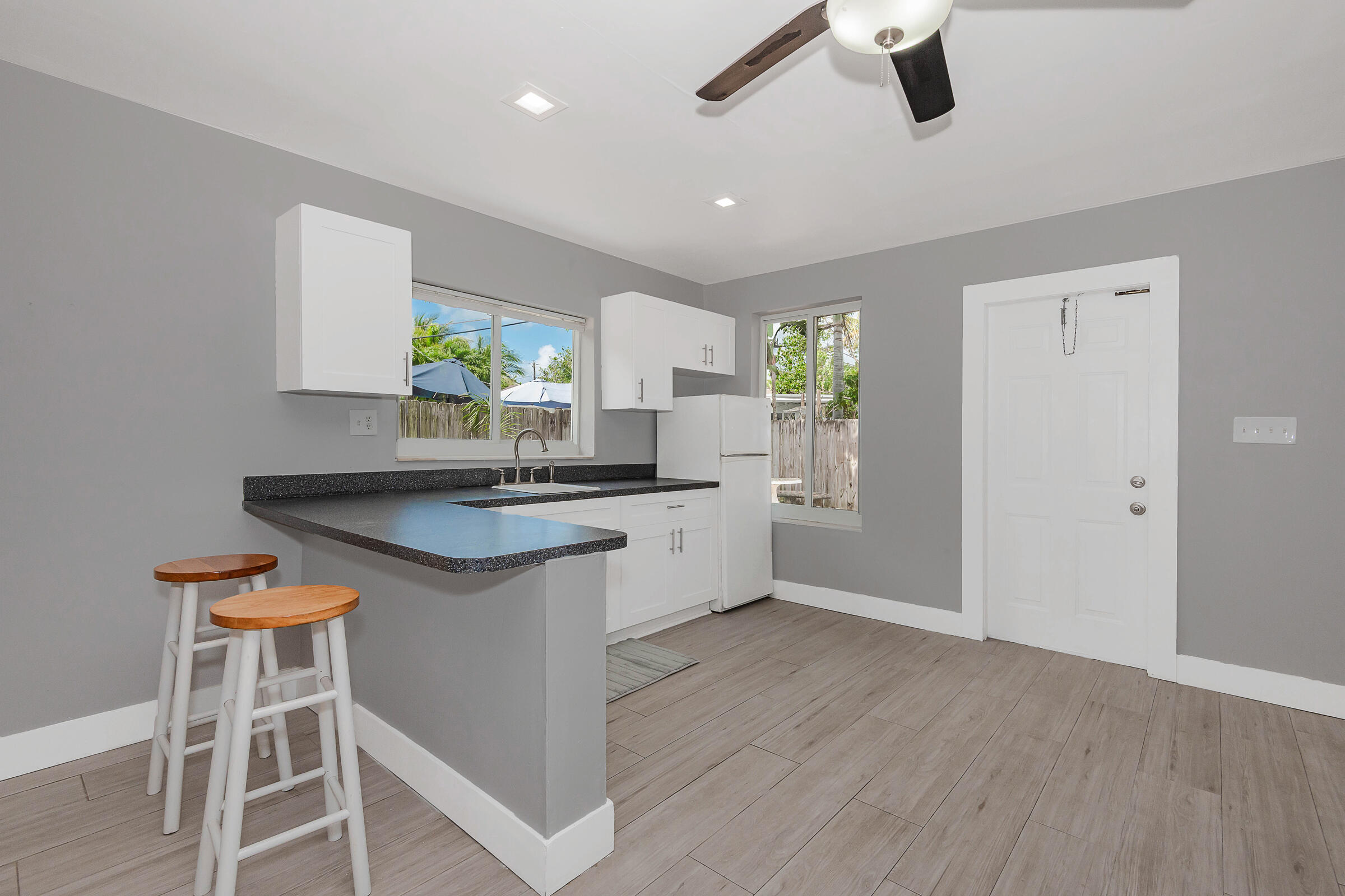 TROPICAL MANORS - Residential
