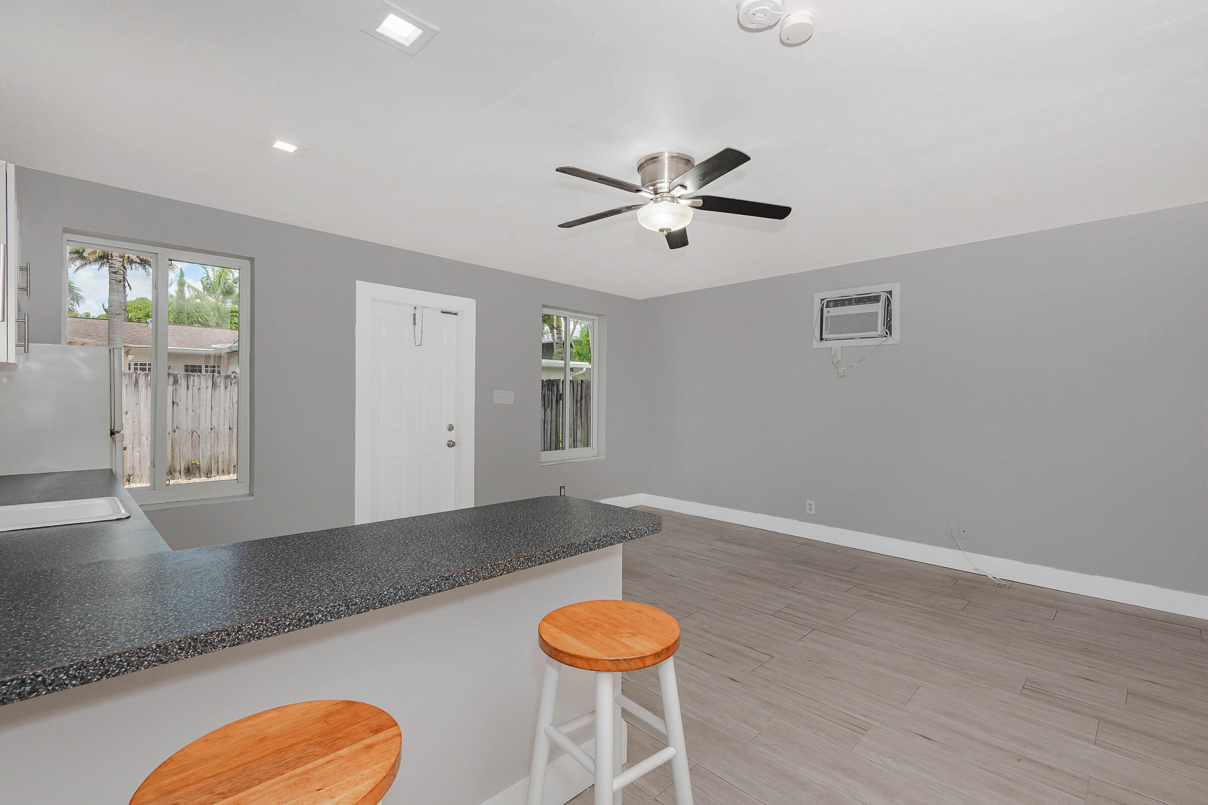 TROPICAL MANORS - Residential
