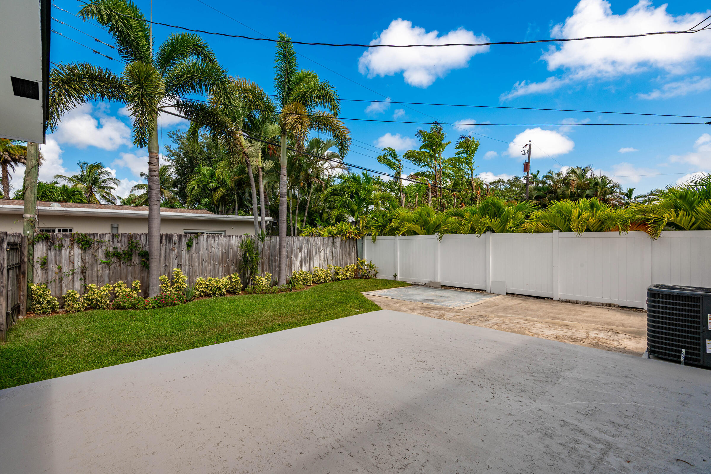 TROPICAL MANORS - Residential