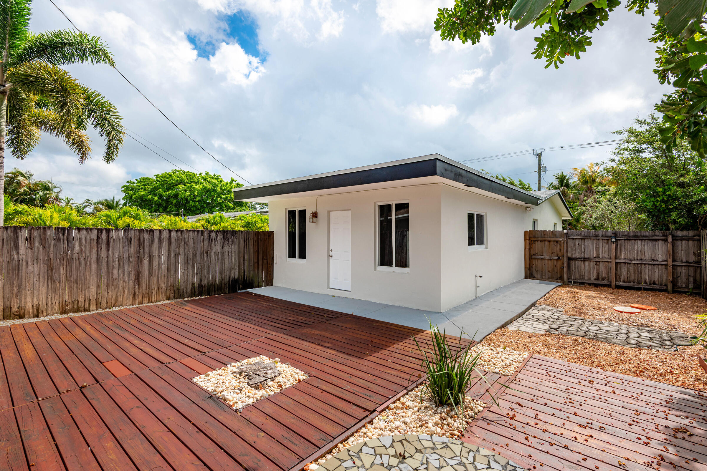 TROPICAL MANORS - Residential