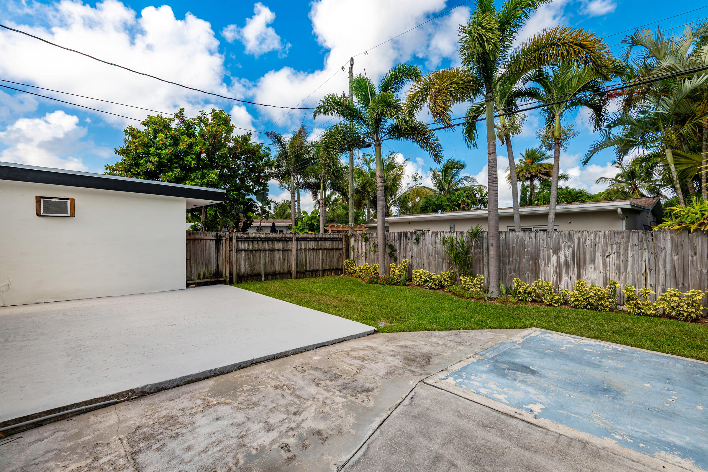 TROPICAL MANORS - Residential